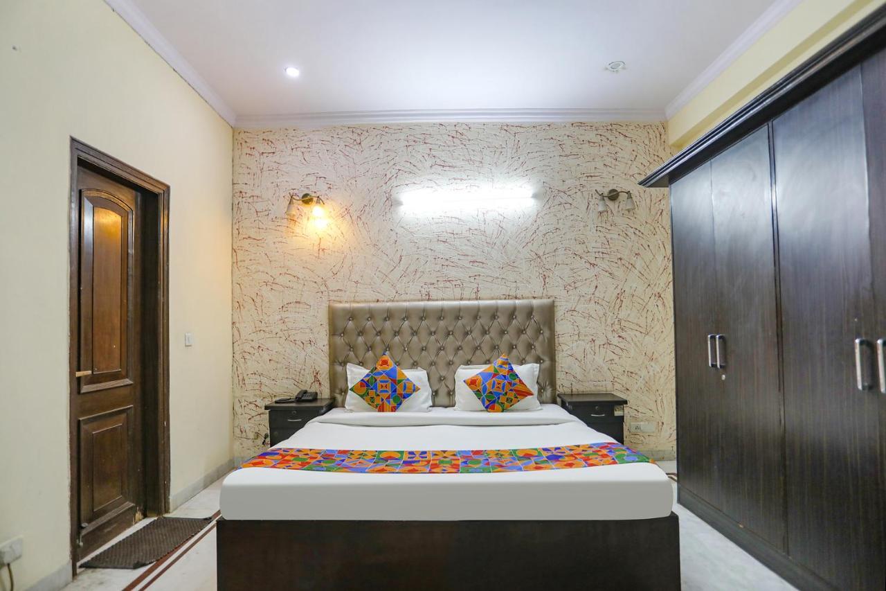 فندق Fabexpress Hm Palace نويدا المظهر الخارجي الصورة
