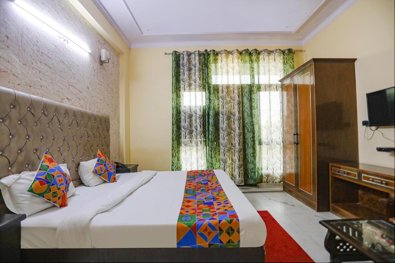 فندق Fabexpress Hm Palace نويدا المظهر الخارجي الصورة